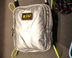 画像4: KiuパフィーミニクロスボディバッグSV